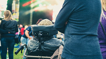 Vergrößerungsansichten für Bild: Ein Rollstuhlfahrer vor einer großen Leinwand