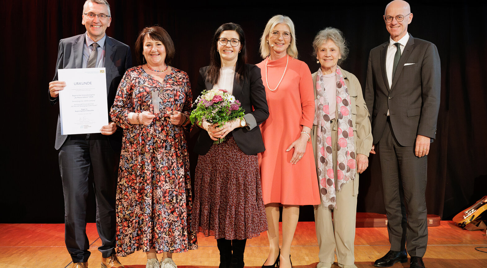 Das Foto zeigt die Preisträgerinnen und Preisträger mit Sozialministerin Ulrike Scharf, Antje Hagen, Schauspielerin und Botschafterin des Innovationspreises „Zu Hause daheim“ und Walter Jonas, Regierungspräsident der Oberpfalz